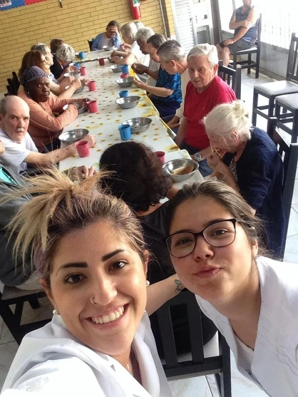 asilo de idoso com médicos