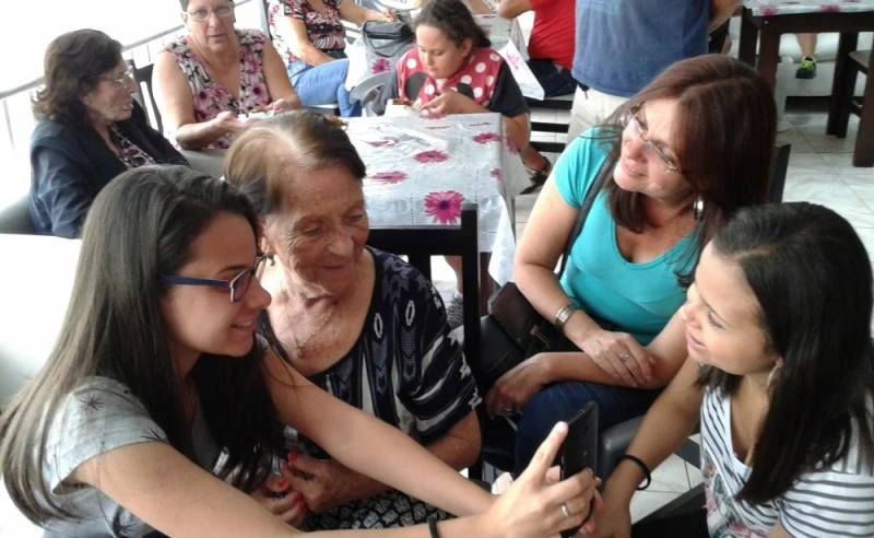 clínica dia para idosos acamados